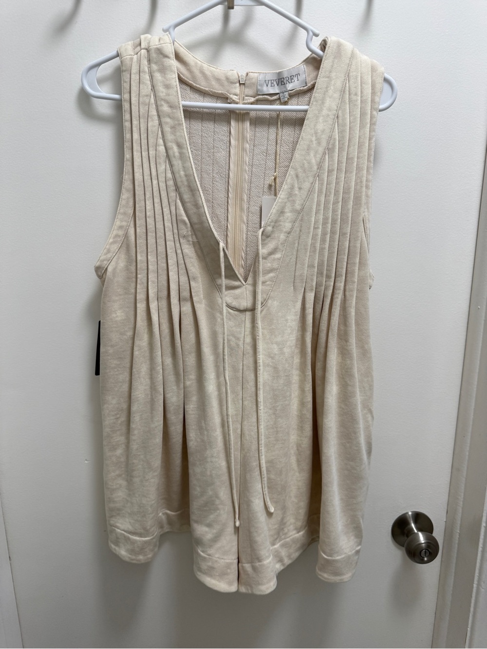 Veveret Romper Cream Pleated V-Neck